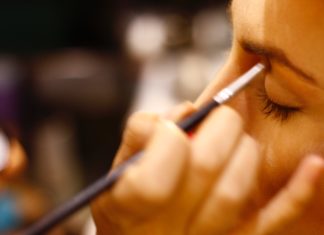 Apply your Eyeliner with a Twist