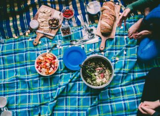 How to Throw the Perfect Spring Picnic