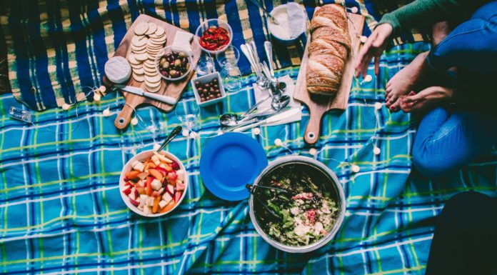 How to Throw the Perfect Spring Picnic
