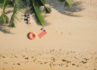 How to Wear Makeup on the Beach – and Should You, Anyway?