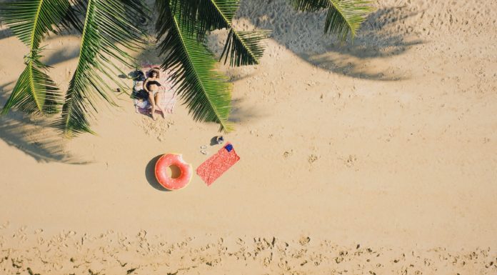 How to Wear Makeup on the Beach – and Should You, Anyway?