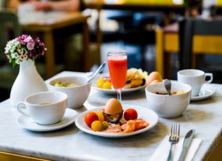 Save Money on Food During Your Next Trip With 5 Easy Tricks