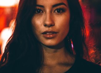 Here’s How to Wear a “No Makeup” Look in the Evening