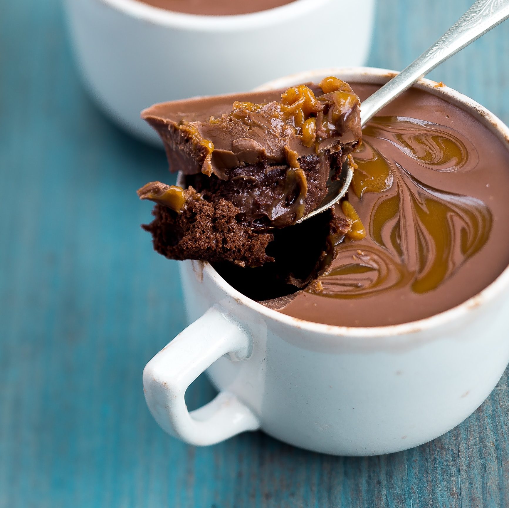 Брауни в микроволновке за 5. Брауни в чашке. Шоколадные сладости. Шоколадный Брауни в кружке. Десерт в шоколадной чашке.