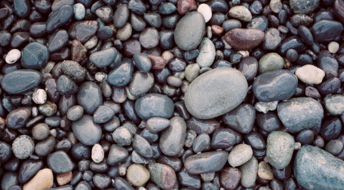 Decorate Your Home With This Gorgeous DIY Pebble Placemat