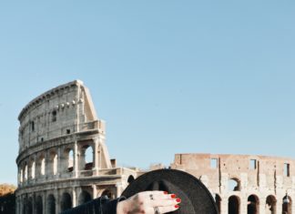 Get Perfect Photos at Crowded Tourist Spots with These Easy Tricks