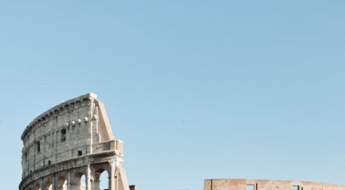 Get Perfect Photos at Crowded Tourist Spots with These Easy Tricks