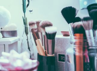 Learn How to Transform an Old Shoebox Into Makeup Organizer