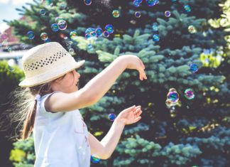 Keep Your Little Ones Busy With These DIY Outdoor Crafts