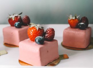 Raw Cake With Raspberry is Perfect for Summer