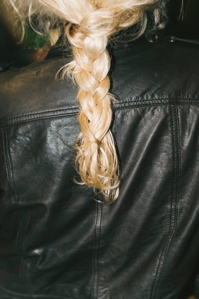 Two Ways To Tie Your Hair Without A Hair Tie My Daily Magazine Art   Random Institute 3PSEKygeCro Unsplash 683x1024 