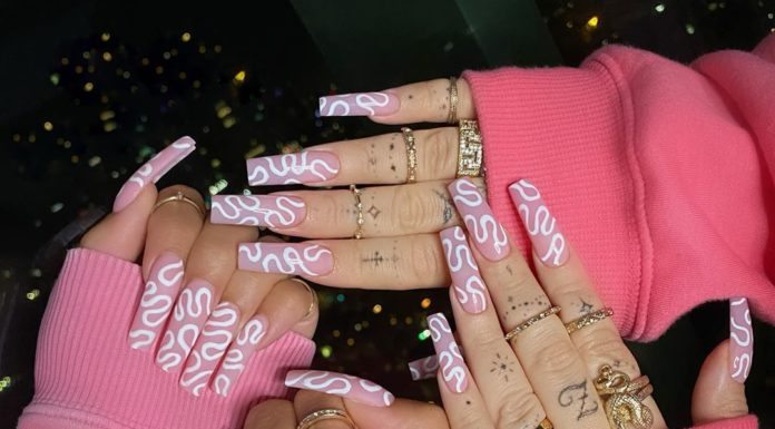 Nail Artists Can’t Get Enough of Squiggly Lines Manicures