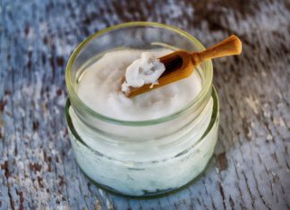 Why You Shouldn’t Use Coconut Oil On Your Dry Hair