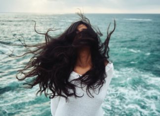 How to Keep Your Hair Looking Good in Humid Weather