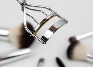 Common Eyelash Curler Mistakes You Should Stop Making