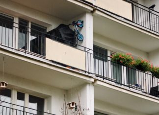 How to Decorate Your Tiny Balcony for Fall