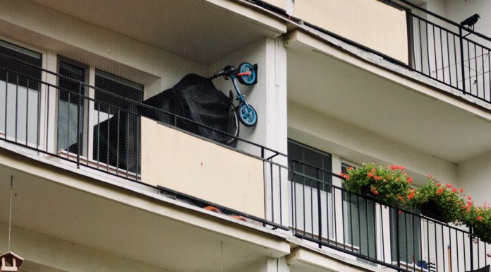 How to Decorate Your Tiny Balcony for Fall
