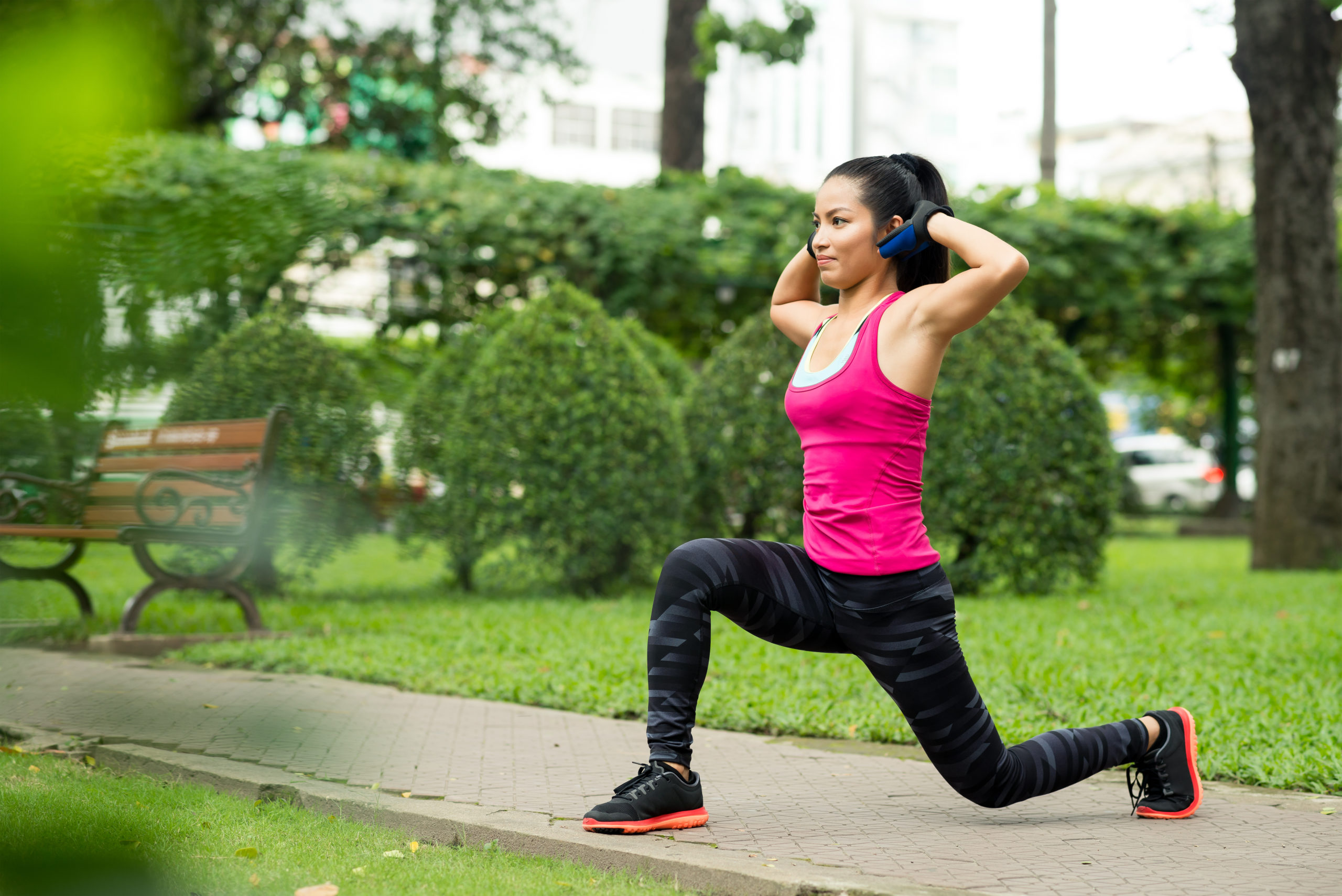Что нужно сделать после бега. Тренировка на улице. Фитнес тренировка на улице. Занятие спортом на улице. Спортивная девушка на улице.