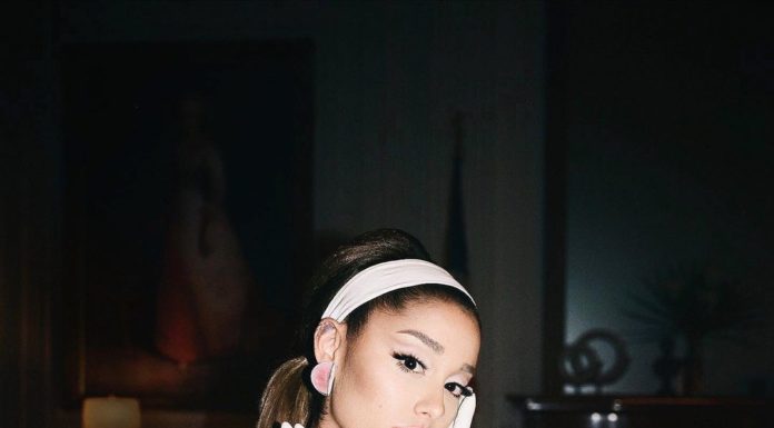 Retro White Headbands Are Taking the World by Storm
