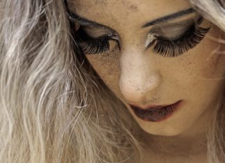 Put On False Eyelashes Like a Pro