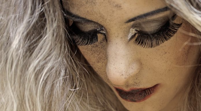 Put On False Eyelashes Like a Pro