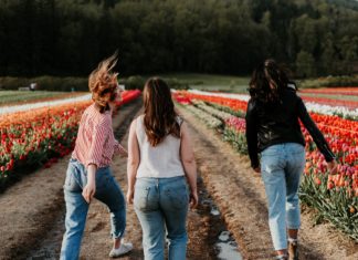 Move Over, Skinny Jeans: These Denim Silhouettes are Taking Over