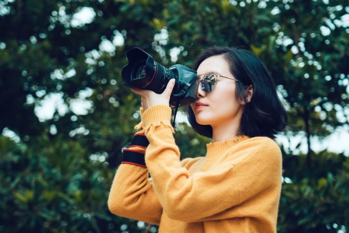 marco-xu-P1GL_FSF8po-unsplash A woman taking a photo