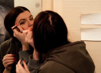 Eyeliner Trends That You’ll Be Seeing Everywhere This Summer Applying eyeliner
