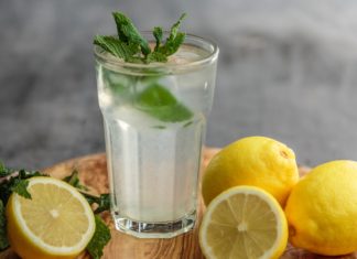 Top Detox Drinks for the New Year Lemon water