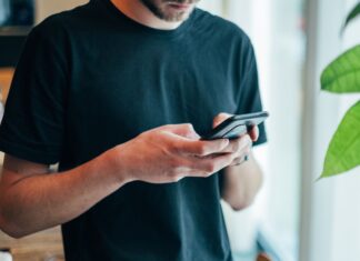 Husband Looks Closely at Wife’s Picture, He Asks for a Divorce