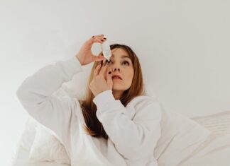 How to Take Care of Your Eyes During the Winter Eye drops