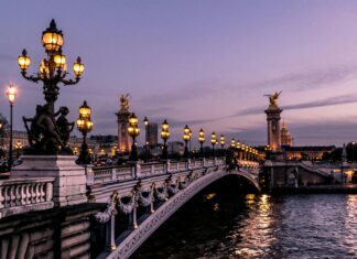 3 Budget-Friendly Benefits of Fall Travel Paris, France