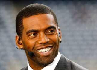 NFL Community Rallies Around Randy Moss Amid Cancer Announcement ESPN NFL Countdown reporter Randy Moss during pre-game between the Oakland Raiders and the Houston Texans at NRG Stadium in Houston, TX in 2017.