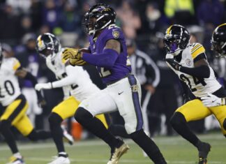 Ravens Soar Over Steelers in Dominant Wild Card Victory Baltimore Ravens running back Derrick Henry (22) runs for a 44-yard touchdown during the third quarter of a wildcard game against the Pittsburgh Steelers in Baltimore: NFL Steelers vs Ravens, Baltimore, USA - 11 Jan 2025.